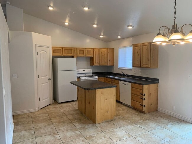 Building Photo - Spacious 5 Bedroom in Roy!