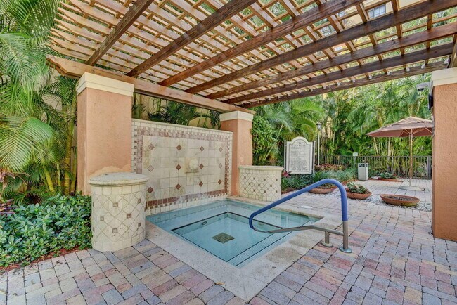 Building Photo - 720 S Sapodilla Ave
