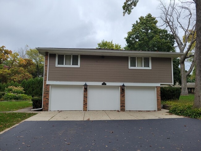 Building Photo - 3483 S Shore Dr