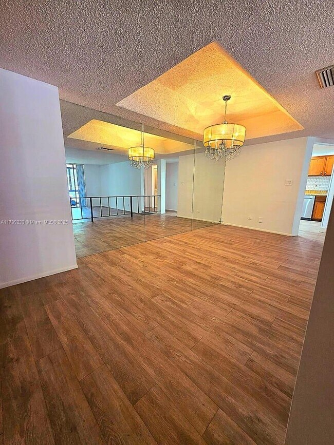 Building Photo - 3730 Inverrary Dr