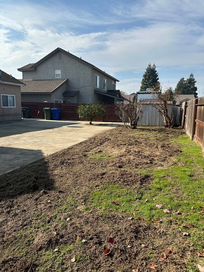 Building Photo - Beautiful Single Story Home Ready To Be Ca...