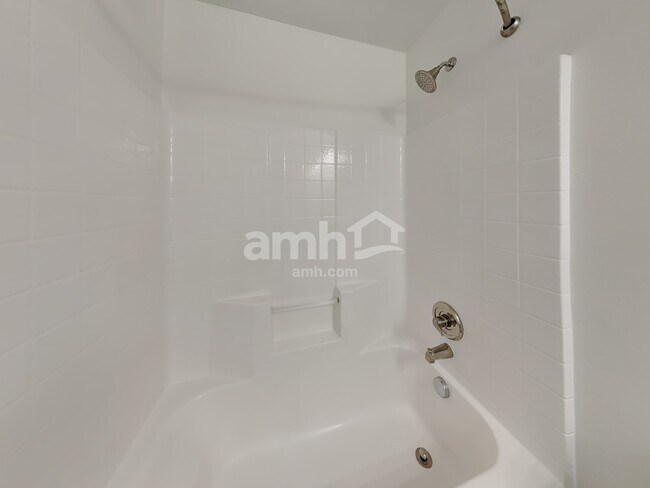 Building Photo - 754 N Scotney Ave