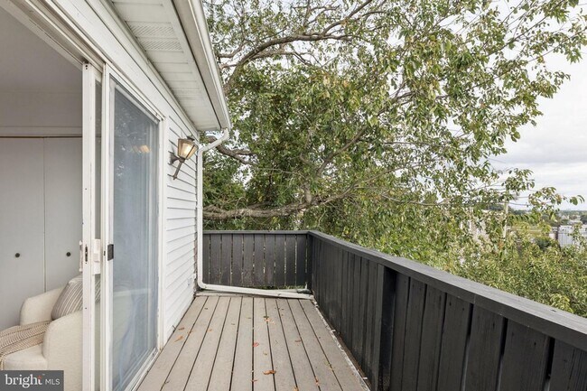 Building Photo - Great Townhouse w/ 2 Bedrooms, 1.5 Baths, ...