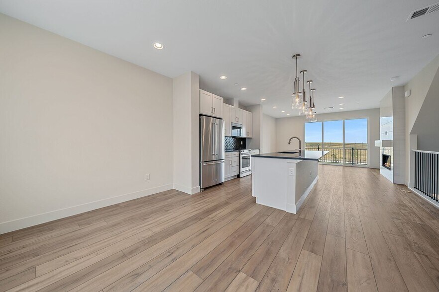 Building Photo - 10860 Lyric St