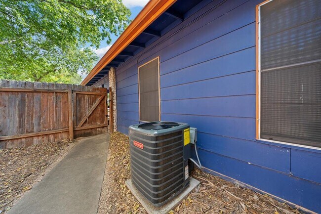 Building Photo - 3508 Southridge Dr
