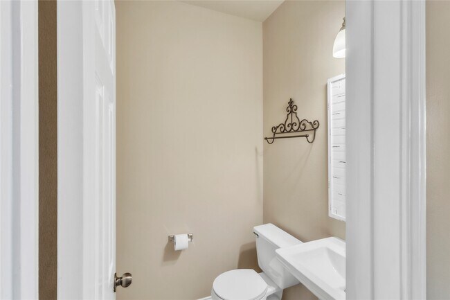Building Photo - 2803 Lakecrest Way Dr