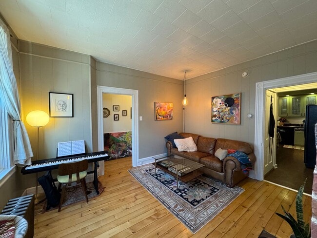 Building Photo - Coming soon! Stylish 3 Bedroom 1.5 Bathroo...