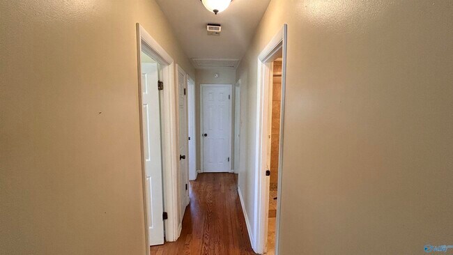 Building Photo - 2106 Giles Dr NE