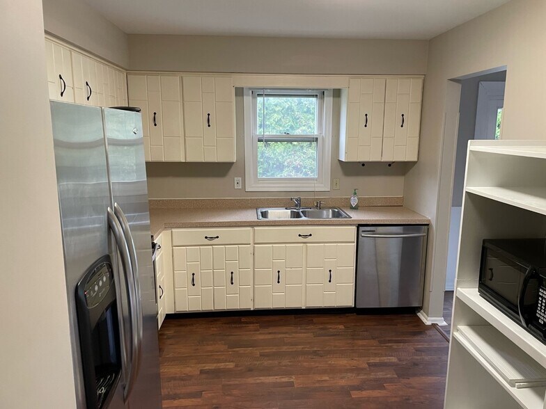 Building Photo - 906 Willcliff Dr
