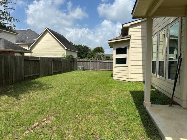 Building Photo - 16419 Lakewood Field Dr
