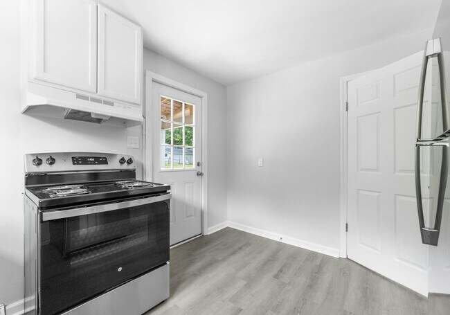 Building Photo - 901 Skyland St