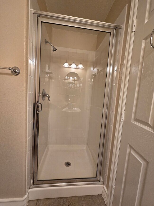 Building Photo - An Amazing NW Home! Over 3300 sq ft w/ pool & spa! Must see!