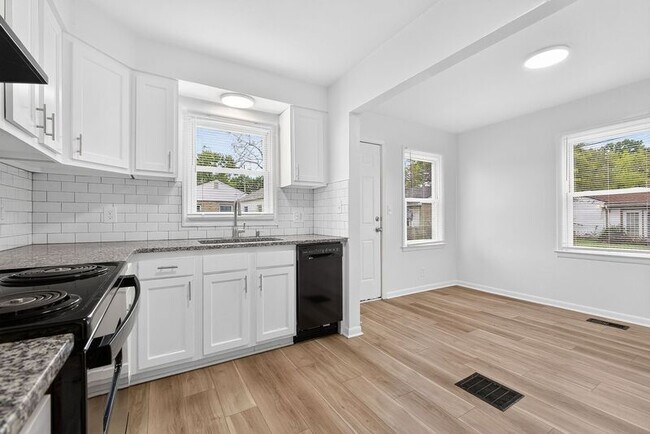 Building Photo - 176 Robinwood Ave