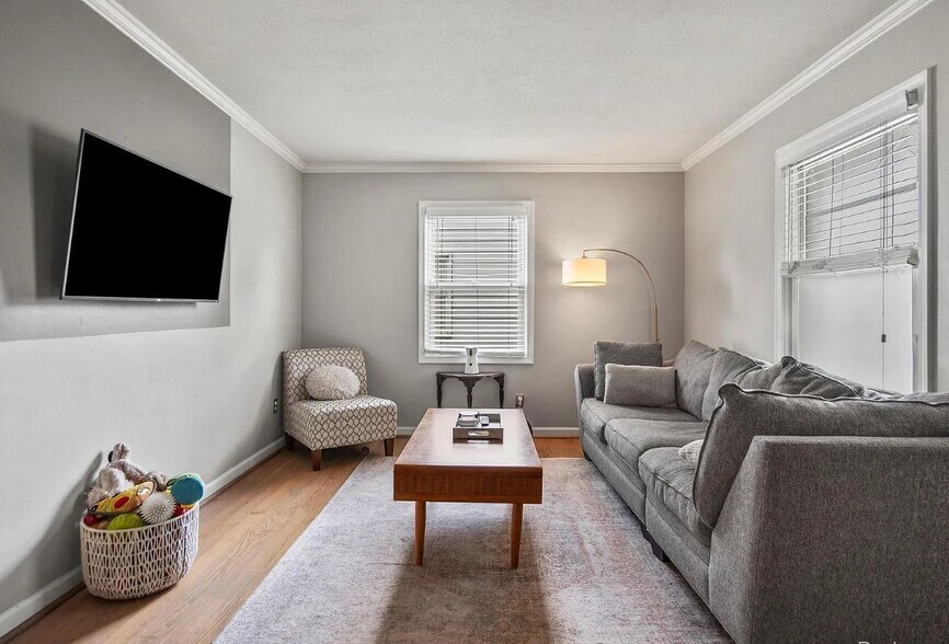 Entry / Living - 2204 Mahan St