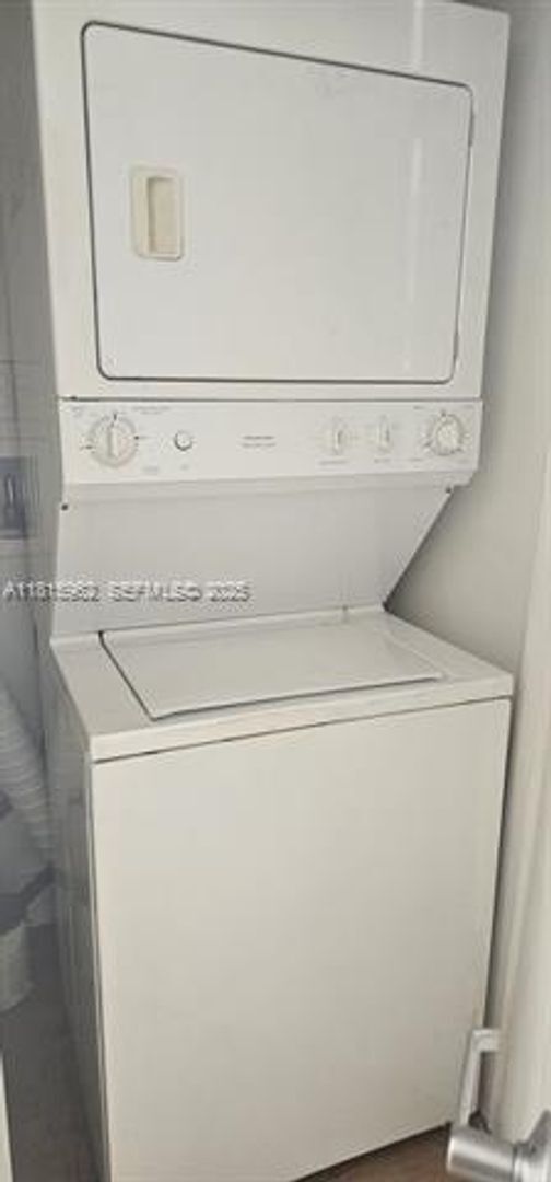 Building Photo - 1060 Brickell Ave