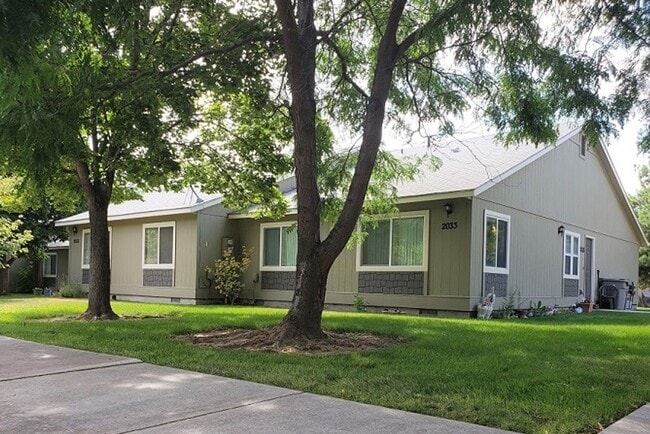 Primary Photo - *Two Weeks Of Free Rent!! 3 bed 2 bath Single-Level townhome *Affordable Housing Property*