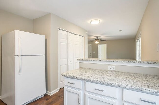 Building Photo - 1221 Villa Ln