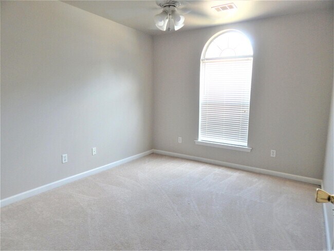Building Photo - 451 Wisteria Dr
