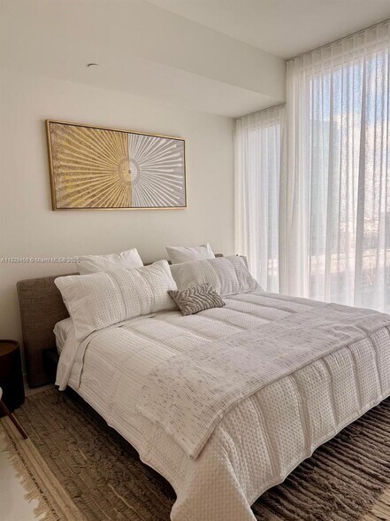 Building Photo - 300 Biscayne Boulevard Way