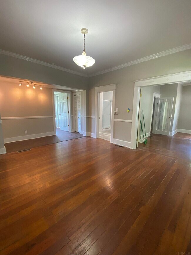 Building Photo - 10336 Walnut St