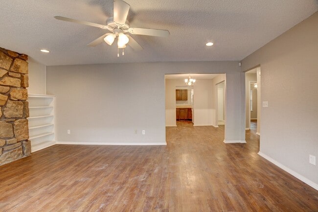 Building Photo - PETS NOT ALLOWED - Newly renovated duplex unit in the heart of midtown Tulsa
