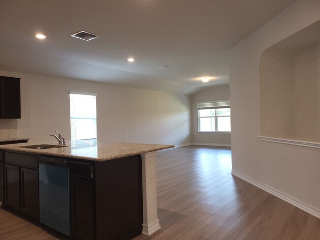 Building Photo - Pristine Home With Open Floor Plan