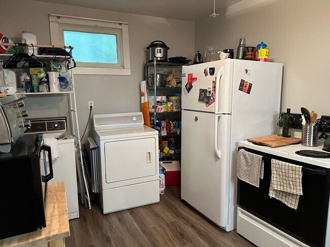 Building Photo - 703 Jones