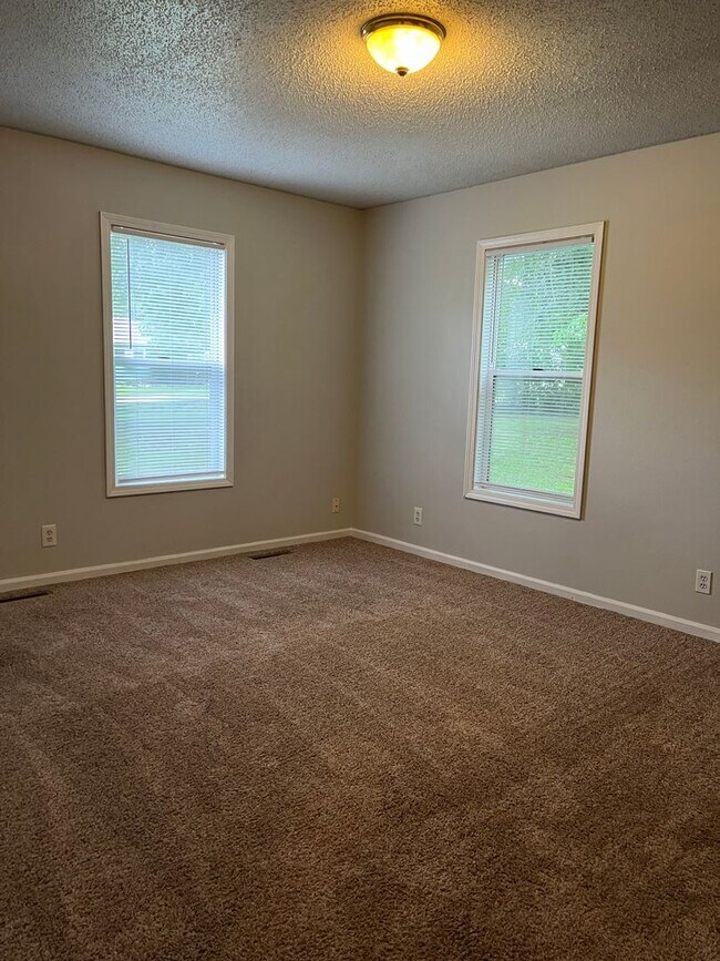 Building Photo - Step inside!  You will love what you see.