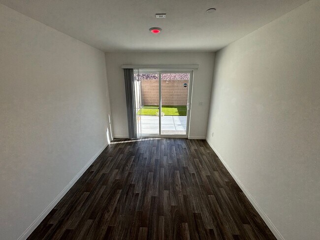 Building Photo - Beautiful 3Bed/3Bath Townhome located in Enterprise/Southern Highlands–Southwest Henderson border...