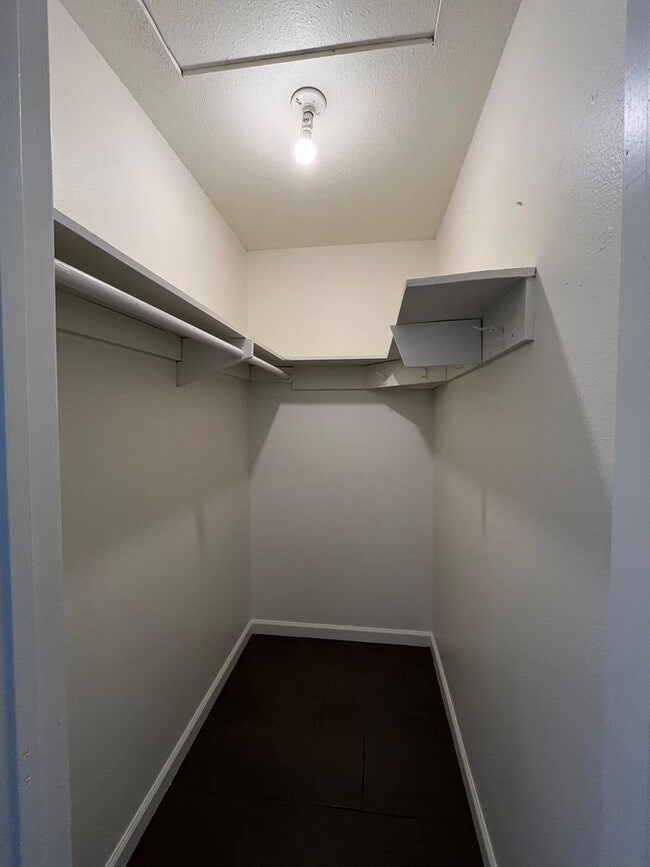 Building Photo - 4BR/2.5BA Two Story Condo Available