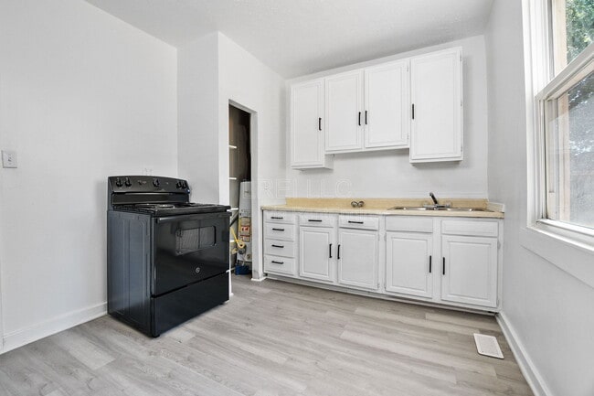 Building Photo - 2024 Lytle St