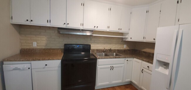 Building Photo - 1602 Crescent Dr