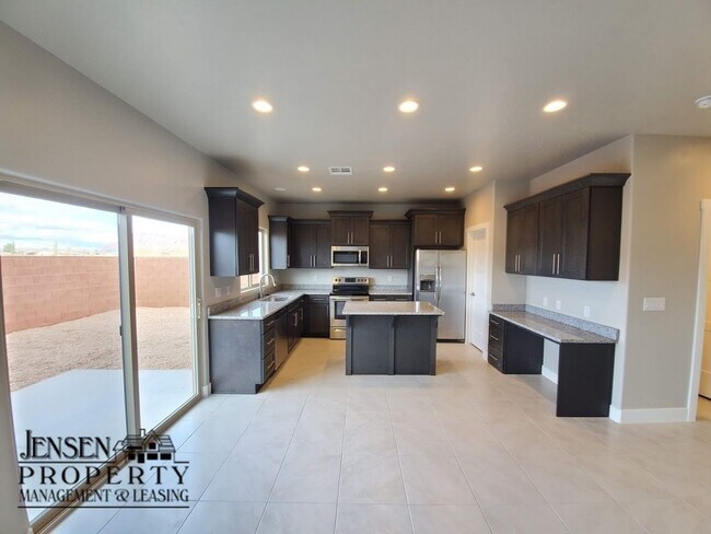Building Photo - Three Bedroom Red Mountain Vista Town Home