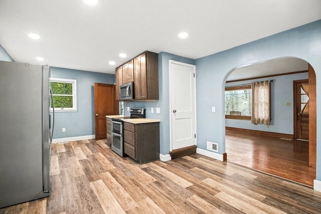 Building Photo - House For Rent