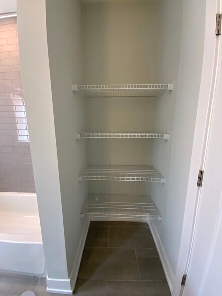 Building Photo - 1143 Maple Ave