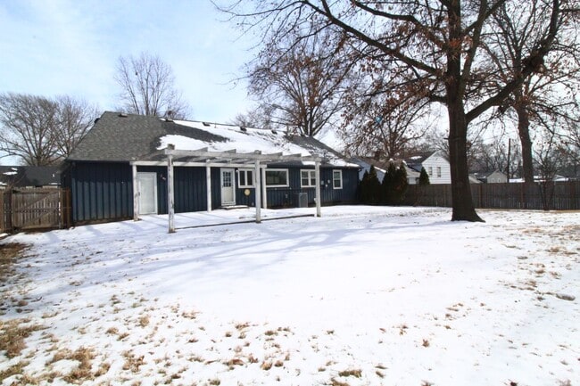 Building Photo - February FREE On This 3 Bedroom 2.5 Bath Home In Overland Park