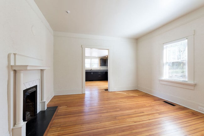 Building Photo - Updated Craftsman Cottage in West Asheville