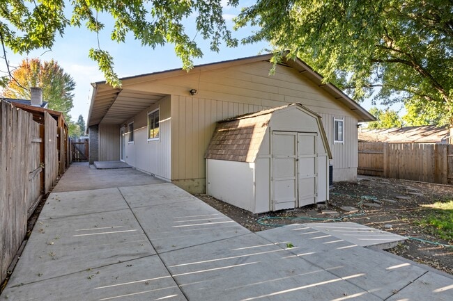 Building Photo - 2077 Hill Way