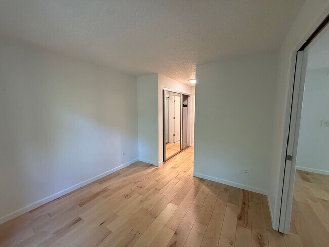 Building Photo - 11 Crestfield Ct