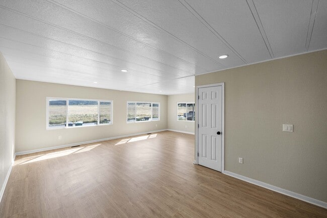 Building Photo - 34830 Lyn Ave