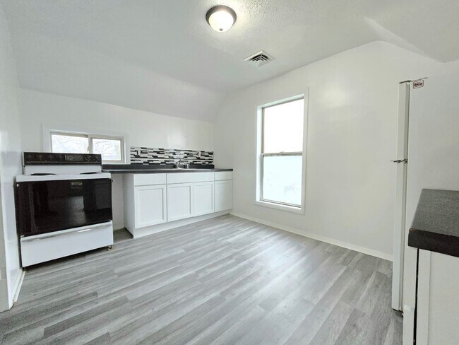 Building Photo - 3312 E Mishawaka Ave