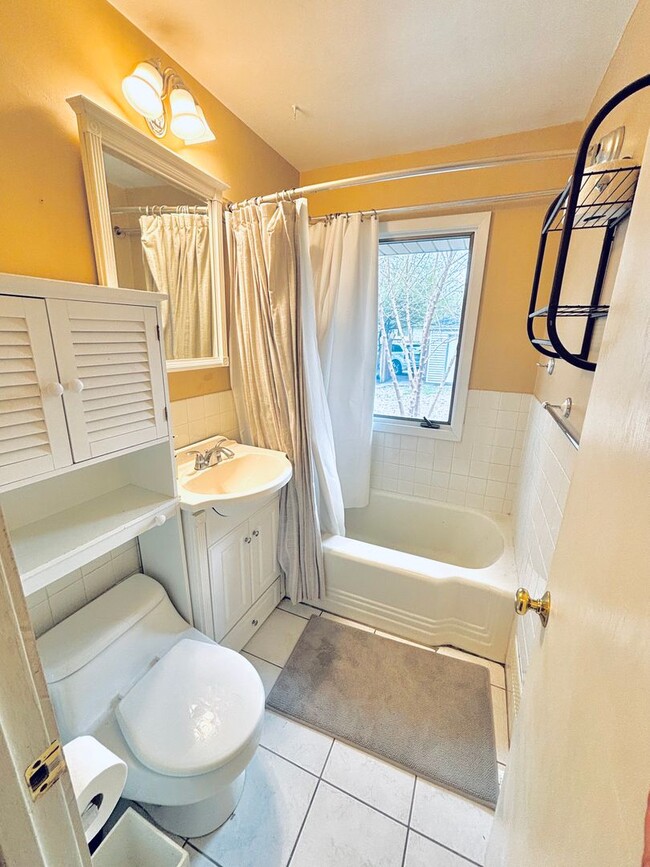 Building Photo - Great crystal home with huge fenced in bac...