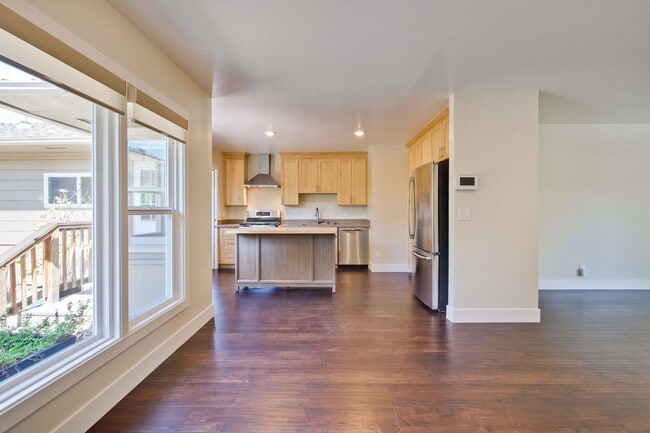 Building Photo - Beautifully remodeled 2 bed, 2 bath home.