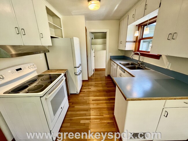 Building Photo - 2-Bedroom House in South Tabor with Fenced...