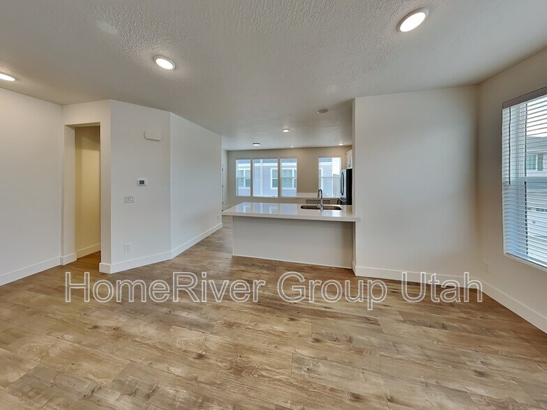 Building Photo - 3461 Peebles Ct