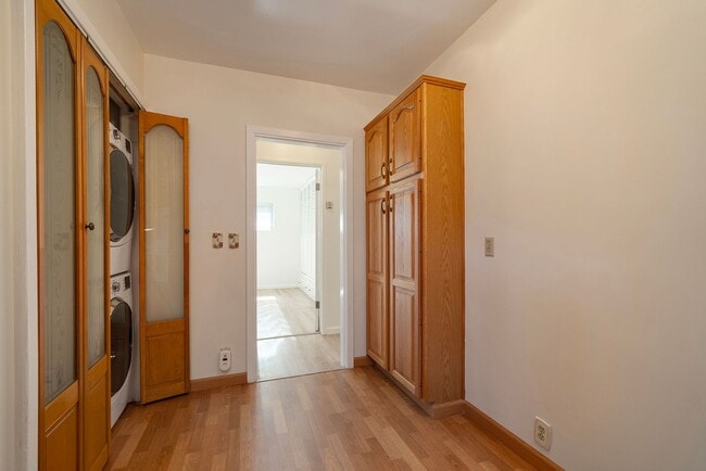 Building Photo - Spacious Two Story Albany Home Two Blocks ...