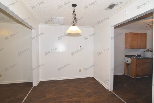 Building Photo - 2 Bedroom Duplex For Lease