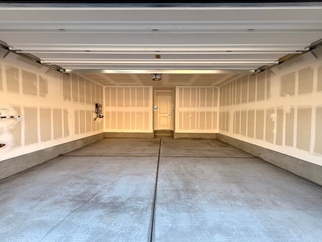 Building Photo - New Townhome for Rent in the Highly Desirable Southwest Area!