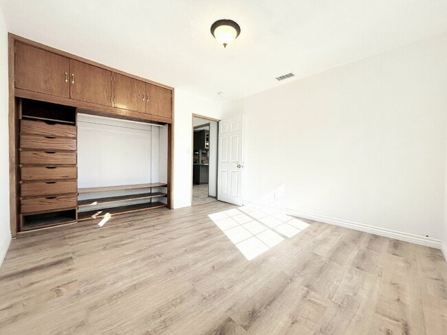 Building Photo - 439 W Buckthorn St