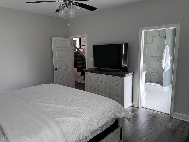 Building Photo - 557 Dexter Dr